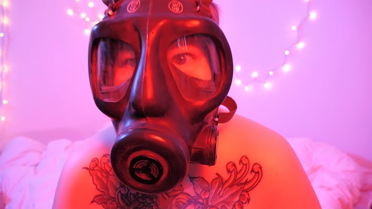 Cuthand, gas mask in room