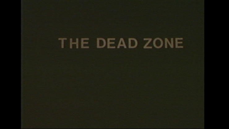 Carte de titre sombre avec un texte en gras indiquant "The Dead Zone" centré en haut de l'écran.